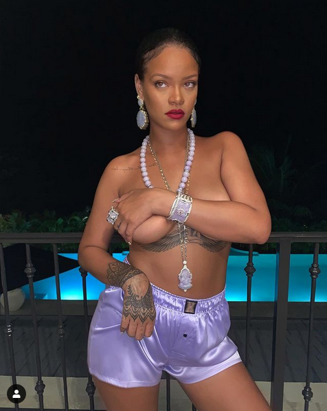 Rihanna seins nus avec un pendentif de ganesh.